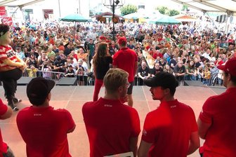600 Fans begrüßen die Eispiraten Crimmitschau auf dem Marktfest - Die Spieler der Eispiraten Crimmitschau auf dem Marktfest.