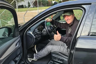600 Kilometer zum FSV-Heimspiel nach Zwickau und zurück: Warum ein Niederbayer sich das antut - Daumen hoch: Hajzer Dobruna in seinem BMW vor der Abfahrt von Straubing nach Zwickau. Auch am Sonntag wird er auf seinem Stammplatz im Stadion dabei sein, um den FSV gegen Altglienicke anzufeuern.