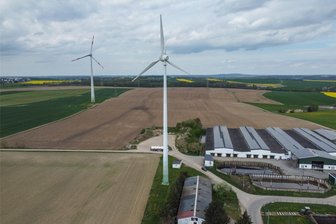 600 Meter bis zur nächsten Siedlung: Chemnitzer Stadtrat bewilligt Unterschreitung von Windrad-Abstandsgrenze - Das vordere Windrad ist mittlerweile in die Jahre gekommen. Der Investor will es durch eine höhere Anlage ersetzen.