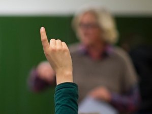 600 Schüler bei Israel-Projekttag in Chemnitz - Eine Schülerin meldet sich.
