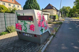 6000 Autos in vier Monaten erwischt: Zwickau will Superblitzer nach Testphase behalten - Der Blitzer wurde beim Einsatz in der Bahnstraße beschmiert, verrichtet aber treue Dienste.