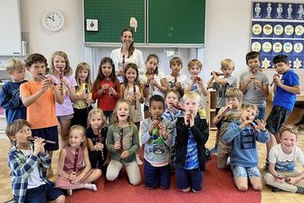 6000 Erlbacher Blockflöten erklingen in Salzburger Schulen - Alle Schulanfänger im Bundesland Salzburg erhalten eine Sopranblockflöte und so ihren ersten Zugang zur klassischen Musik.