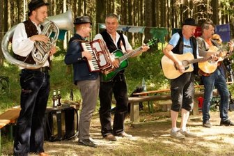 6000 Wanderer gehen auf (Lieder-)Tour - Bei der Liedertour mit von der Partie: Jörg Heinicke & Kollegen (l.), die gemeinsam mit De Ranzen aufspielten. Bei den Musikern aus Annaberg-Buchholz blieben die Wanderer gern mal etwas länger stehen. 