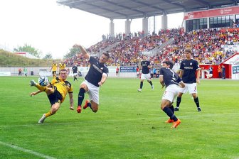 6000 Zuschauer bei Benefizspiel FSV Zwickau gegen Dynamo Dresden bringen Geld in die Kasse - Dennis Borkowski (Dresden, links) im Zweikampf mit Davy Frick (Zwickau), rechts Yannic Voigt (Zwickau) und Philipp Heller (Zwickau).