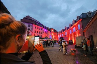 61-Jährige kehrt zur Schlössernacht in einstige Wohnung in Wolkenburg zurück - Zu später Stunde werden die Gebäude im Wolkenburger Schlosshof angeleuchtet. Über den Abend verteilt besuchten 500 Gäste das Fest. Erstmals mussten sie keinen Eintritt bezahlen.