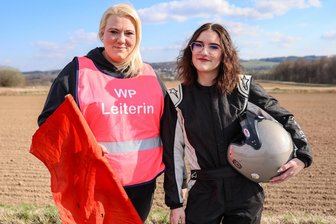 61. Rallye Erzgebirge: Dieses Mutter-Tochter-Gespann lebt für die Rallye - Linda und Gina-Loreen Apfelstädt (r.) teilen das Rallye-Gen. Bei der „Erze“ leitet die Mutter zwei Rundkurse, während ihre Tochter als Co-Pilotin um Bestzeiten kämpft.