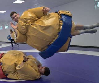 Voller Ehrgeiz und Willenskraft, aber auch mal Luft für Albernheiten: Nach der Silbermedaille bei der Europameisterschaft in Rom testete sich Connor Sammet vom FC Erzgebirge beim Tag der offenen Tür der Auer Ringer im Sumo. Erik Skotarczak erwartete den Aufprall. 