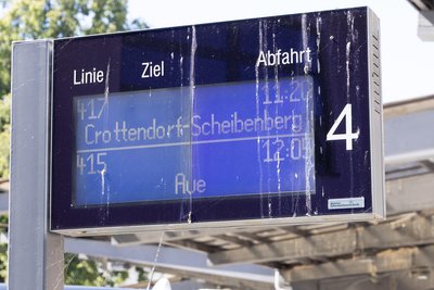 Auch die Anzeigetafeln am Annaberger Busbahnhof sind übersät mit Taubenkot.