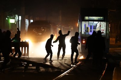 Demonstranten blockierten am Freitag eine Straße als sie gegen die Räumung eines besetzten Hauses protestierten.