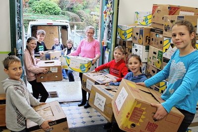 Schüler der Evangelischen Grundschule Bräunsdorf haben Pakete gepackt, mit denen rumänischen Heimkindern eine kleine Freude in der Weihnachtszeit bereitet werden soll. 