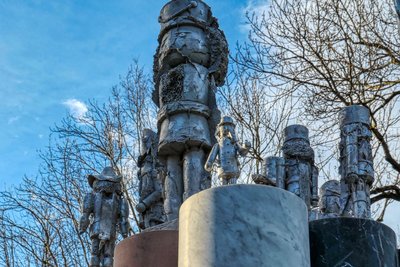 Osmar Ostens Figurengruppe „Oben mit“ gehört zum Purple Path.