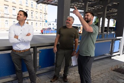 Ronny Kahle (r.) und Erik Konopka (l.) vom RVE setzen auf die Expertise von Falkner Michael Löbel. Er nennt zwei Lösungsansätze gegen die Taubenplage.