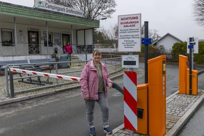 Doreen Dombrowski (v.) ist die kaufmännische Verwaltungsleiterin des Unternehmens, Ivonne Strupat kümmert sich um Rezeption und Verwaltung.