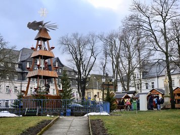 Die Pyramide auf dem Markt in Oberwiesenthal stammt aus dem Jahr 1975.