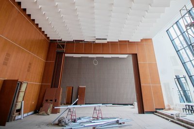 Blick in den Ratssaal: Decke und Mahagoni-Täfelung blieben erhalten.