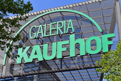 Auch in Chemnitz gab es über 20 Jahre lang einen „Kaufhof“. Im vergangenen Sommer öffnete er zum letzten Mal seine Türen. Inzwischen wurde der Schriftzug vom Gebäude entfernt.