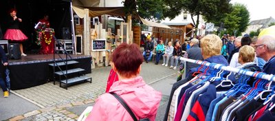 Auf die Besucher des 18. Straßenfestes auf der Rudolf-Breitscheid-Straße in Flöha warteten am Sonnabend neben Imbiss- und Flohmarktständen auch Präsentationen von Vereinen und Einrichtungen sowie Livemusik - hier begrüßt Sängerin Conny Schmerler aus Flöha ihr Publikum. 
