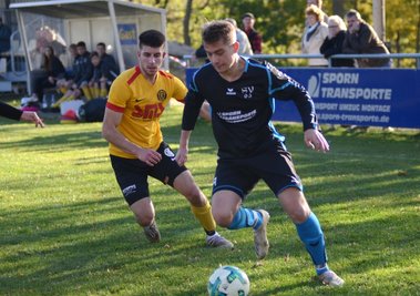 Rassige Zweikämpfe, wie hier zwischen Daniel Qayyum (links) vom VfB Auerbach II und Carlos Bardtenschlager vom SV Kottengrün wird es in den kommenden Wochen auf den vogtländischen Fußballplätzen häufig zu sehen geben. Während Auerbach II von der Tabellenspitze grüßt, kämpfen die Kottengrüner um einen Platz in der oberen Tabellenhälfte. 