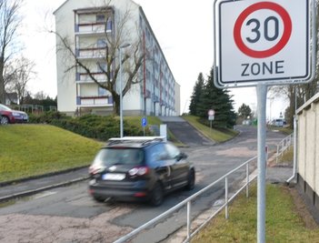 Eine bloße Sanierung der Straßendecke am Ring der Einheit in Brand-Erbisdorf, wie sie die Stadt vorgesehen hatte, reicht nicht aus. 