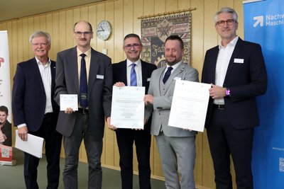 Schulleiter Daniel Hahn (2. von rechts) nahm das Zertifikat entgegen. Für die feierliche Übergabe reiste auch Wilfried Kühner (Mitte), der Amtschef des Sächsischen Kultusministeriums, an.