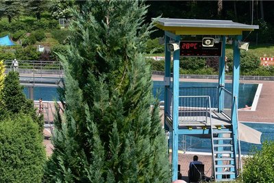 Schwimmmeister Roy Aumann (vorn) beobachtet das Geschehen in und um die Wasserbecken.