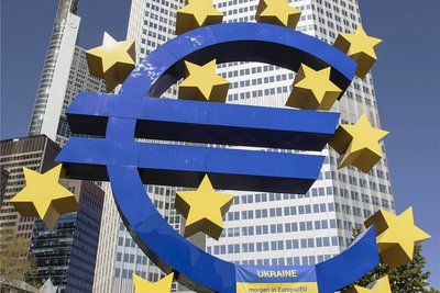 Die Euro-Skulptur. 