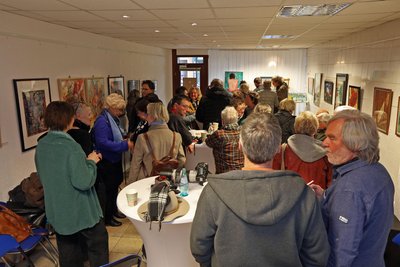 Großes Interesse herrschte an den ausgestellten Bildern des Freundeskreises Kunst.