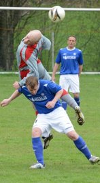 Der spätere Meister aus Lindenau verlor Ende April sein Heimspiel gegen Verfolger Schwarzenberg II mit 0:1. Hier liefern sich LindenausDaniel Seyfert und Schwarzenbergs Alexander Rott (vorn) unter denAugen von Top-Torjäger Uwe Miller ein Kopfballduell.