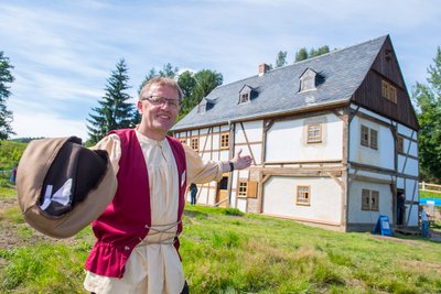 Bauingenieur Bernd Schürer lud am Samstag in die vermutlich weltweit älteste erhaltene Schmelzhütte nach Schneeberg ein.