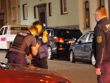 Nach einem Übergriff auf einen 29-Jährigen, der auf dem Sonnenberg von Unbekannten geschlagen und dem sein Handy geraubt worden sein soll,sicherte die Polizei Spuren, auch am Opfer. 