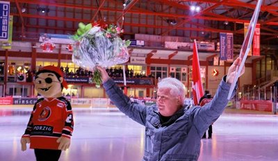 Ex-Mannschaftsleiter Klaus Schietzold lässt sich bei der Verabschiedung im Kunsteisstadion im Sahnpark von den Fans feiern. 