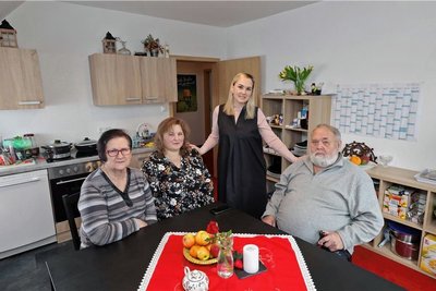 Tatjana, Olena, Violetta und Oleksander Terlyha (von links) in ihrer Niederlungwitzer Wohnung.
