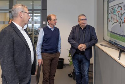 Stadtwerke-Geschäftsführer Udo Moritz, Gastronom Matthias Singer und Oberbürgermeister Rolf Schmidt haben sich über die bisherigen Schäden ausgetauscht.