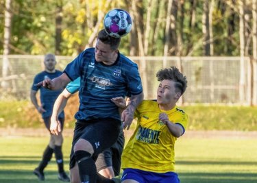 Maik Grimm (l.) und der VfB Grünhain-Beierfeld sind nach dem 1:0-Sieg in Zwönitz (mit Leon Wieruch) neuer Tabellenzweiter. 