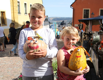 Kinder machten aus Kürbissen lustige Köpfe. 