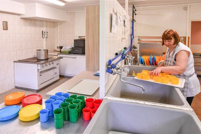 Kathrin Pech darf sich auf eine sanierte Küche freuen. Die Arbeiten sollen in den Ferien ausgeführt werden.