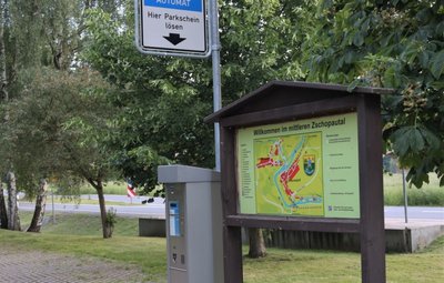 Auf dem Wanderparkplatz an der Eisenbahnbrücke in Braunsdorf kostet das Tagesticket ab August 4 Euro.