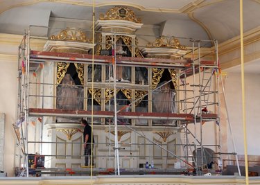 Der Prospekt der Glauchauer Silbermannorgel wird restauriert.