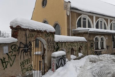 Besonders schlimm sind auch die Schmierereien am historischen Stadtbad in der Annaberger Altstadt.