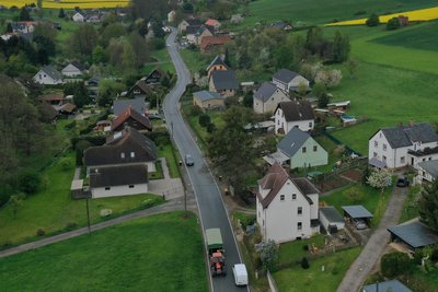 Aus der Vogelperspektive: Der Ausbau der Ortsdurchfahrt in Langenreinsdorf verzögert sich.
