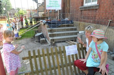 Die begonnene Sanierung der Eingangstreppe des Saydaer Kindergartens "Bahnhofsspatzen" war längst überfällig. Kita-Leiterin Grit Wolf schaut sich gemeinsam mit Lea und Michelle (links) die Baustelle an.