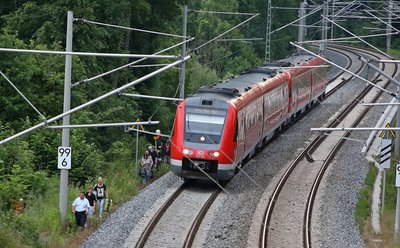 Die etwa 70 Reisenden, die sich im Zug befanden, mussten nach dem Unglück aussteigen und wurden mit einem Bus nach Hohenstein-Ernstthal gebracht.