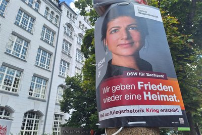 Auf Plakaten wie hier in Leipzig thematisiert das Bündnis Sahra Wagenknecht die Frage nach Krieg und Frieden auch im sächsischen Landtagswahlkampf.