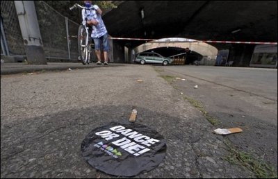 "Tanz' oder stirb" steht auf einem Aufkleber, der nach der tödlichen Massenpanik in Duisburg vor dem Tunnel zum Loveparade-Gelände auf dem Boden liegt. Nach der Massenpanik bei der Love-Parade in Duisburg mit 19 Toten wird die Veranstaltungsreihe nach Angaben von Organisator Rainer Schaller beendet.
