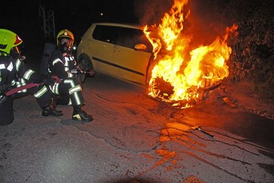 Elf Rettungskräfte der Buchholzer Feuerwehr konnten den PKW-Brand Montagnacht löschen.