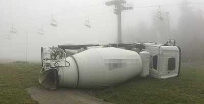 Für die Bergung des Betonmischers am Schönecker Skihang wird schweres Spezialgerät benötigt.