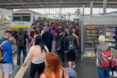 Chemnitz Hauptbahnhof am Samstag: Im Zug nach Leipzig wird es chaotisch.
