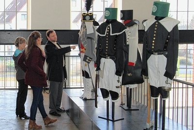 Ein Blick in die Ausstellung "Präsentiert das Gezäh - Bergmannshabit und Bergparaden im Erzgebirge", die 2015/16 gezeigt wurde. 