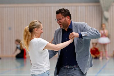 Oberbürgermeister Lars Kluge beim Eröffnungstanz mit Antje Zerbes.