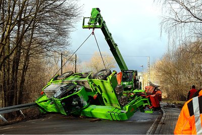 Auf der B180 bei Burkhardtsdorf ist am Freitagfrüh ein Lkw-Anhänger mit einer 20 Tonnen schweren Baumerntemaschine umgekippt.